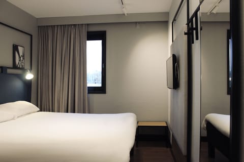 Standard Room, 1 Double Bed | In-room safe, desk, soundproofing, iron/ironing board