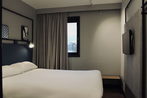 Standard Room, 1 Double Bed | In-room safe, desk, soundproofing, iron/ironing board