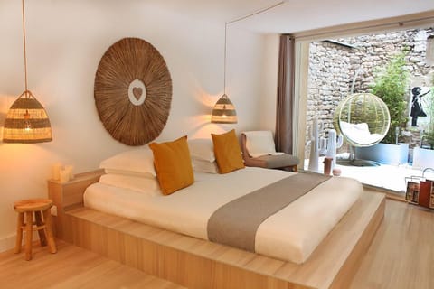 Romantic Suite, 1 King Bed, Hot Tub | Premium bedding, free minibar items, individually decorated