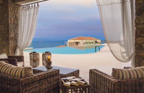 Beach views, serves lunch and brunch