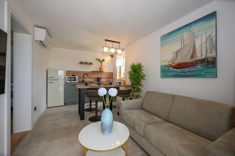 Comfort Apartment, 1 Bedroom, Courtyard View | Living area | 40-inch LCD TV with cable channels, TV