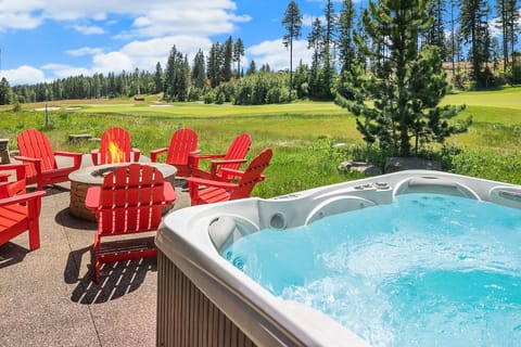 Elk Grove: - Private hot tub with golf course views!