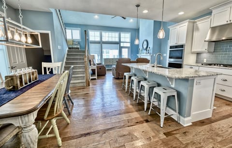 Large gourmet kitchen with seating for 4