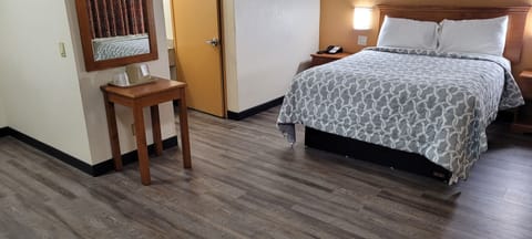 Deluxe Room (Non-Smoking) | Desk, free WiFi, bed sheets, wheelchair access