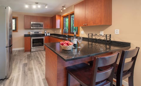 House, 3 Bedrooms, Non Smoking, Garden View | Private kitchen | Coffee/tea maker, electric kettle