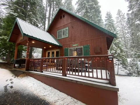 First snowfall of the season! Come enjoy winter at the cozy Granite Cabin!
