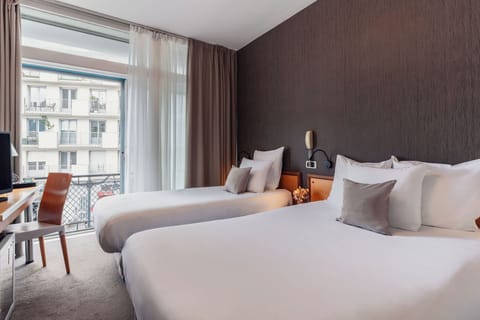 Premium bedding, minibar, desk, blackout drapes