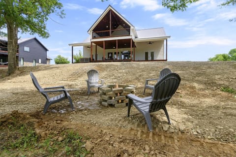 End your day around the riverside fire pit with plenty of Adirondack seating for sharing stories under the stars. The gentle sound of the Glover River provides the ultimate natural soundtrack for your evening s'mores.