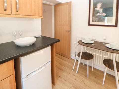 Cottage | Private kitchen | Fridge, electric kettle, toaster, cookware/dishes/utensils
