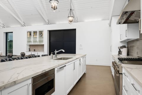 "Our friends were truly impressed and thoroughly enjoyed the stay along with all that the Willamette Valley has to offer." - Tom