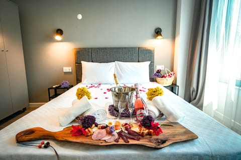 Deluxe Room | Minibar, iron/ironing board, free WiFi, bed sheets