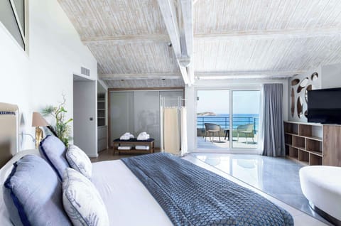 Exclusive Room, 1 King Bed, Terrace (Larger Room) | Premium bedding, minibar, in-room safe, desk