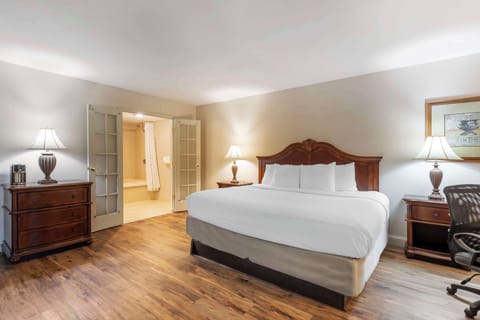 Premium bedding, pillowtop beds, in-room safe, desk