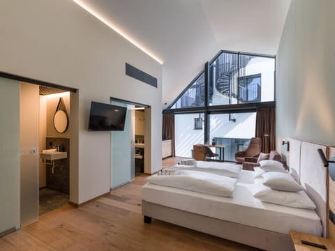 Junior Studio Suite | Hypo-allergenic bedding, in-room safe, individually decorated