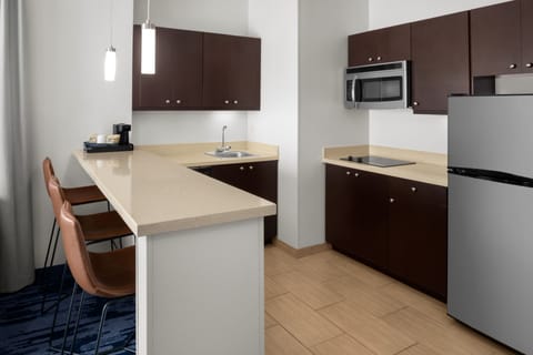 Suite, 1 Bedroom, Kitchen | Private kitchen | Microwave, coffee/tea maker