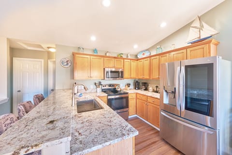 Kitchen - Fully stocked for all your cooking needs