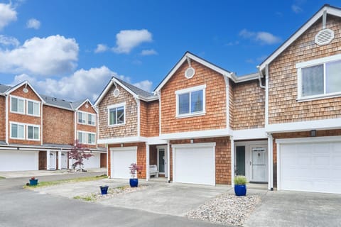 Ocean Trail Retreat-Parking for 2 compact vehicles, one in the garage and one in the driveways, one i