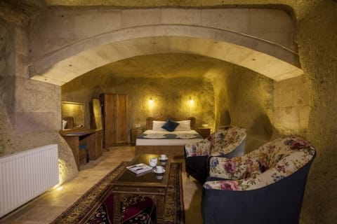 Executive Suite | Premium bedding, minibar, in-room safe, individually decorated