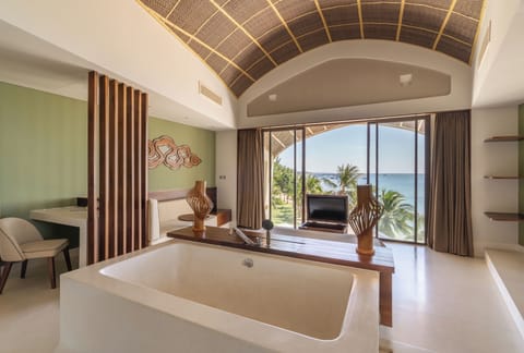 Luxury Suite, Ocean View | Living area