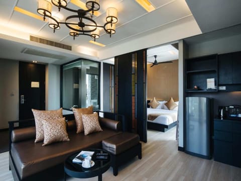 Grand Deluxe Room | Living room | 40-inch LED TV with cable channels, TV, DVD player