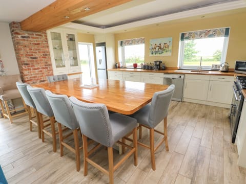 Cottage | Private kitchen | Fridge, dishwasher, electric kettle, toaster