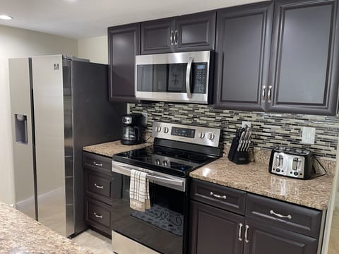 Family Apartment | Private kitchen | Full-size fridge, microwave, oven, dishwasher