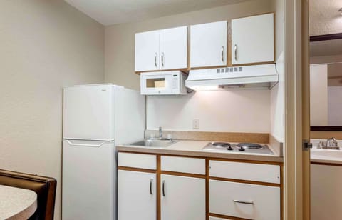 Studio, 1 Queen Bed, Non Smoking | Private kitchen | Fridge, microwave, stovetop