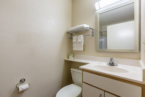 Combined shower/tub, free toiletries, towels