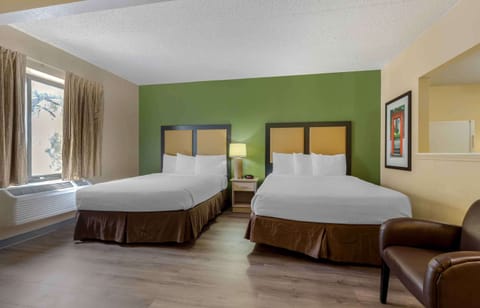 Deluxe Studio, Multiple Beds, Non Smoking | Desk, iron/ironing board, free WiFi