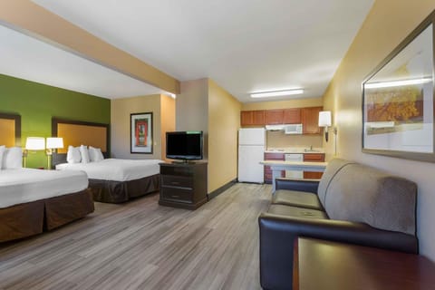 Deluxe Studio, Multiple Beds, Non Smoking | Desk, free WiFi, bed sheets