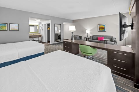 Studio Suite, 2 Queen Beds, Refrigerator & Microwave | Living area