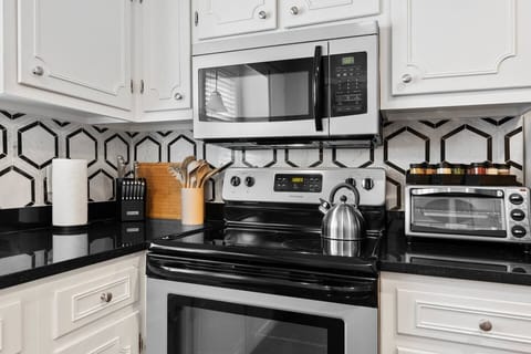 Cozy Stainless Steel Kitchen w/ Granite Countertops - Fully Stocked with Everything for Big Dinners 
