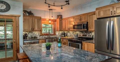 Boise 160-6 | Private kitchen | Full-size fridge, microwave, oven, stovetop