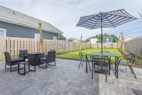 Enjoy gathering around the gas fire pit with lounge seating for four - bring your smores :) Had a great stay at Lauren’s place while visiting family in the area. Very clean, comfortable, and spacious. Great fenced in outdoor area in the back yard. Short drive to downtown and all Pensacola attraction" Micheal 2024