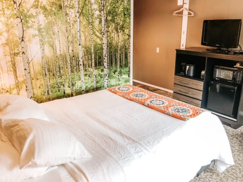 Standard Room, 1 Queen Bed | Premium bedding, desk, iron/ironing board, free cribs/infant beds