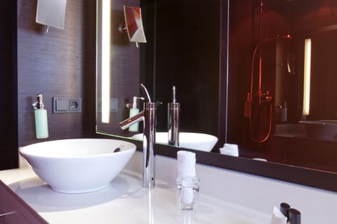 Deluxe Room | Bathroom | Free toiletries, hair dryer, bathrobes, slippers