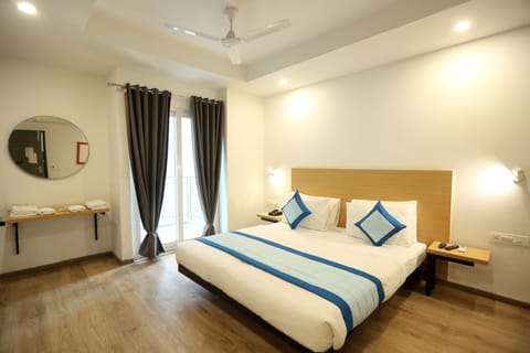 Classic Room | Egyptian cotton sheets, premium bedding, Select Comfort beds, desk