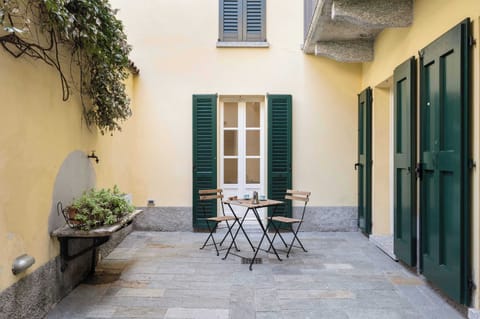 Cortile privato con tavolino