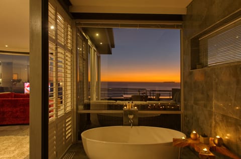 Premier Studio Suite, Ocean View | Bathroom | Free toiletries, hair dryer, slippers, towels