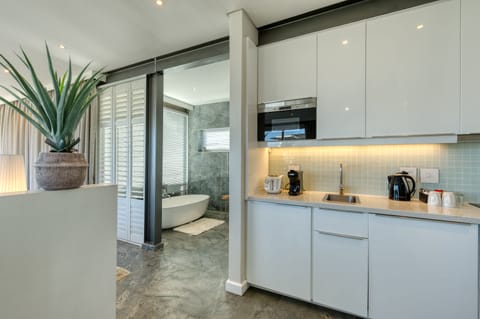 Premier Studio Suite, Ocean View | Private kitchen