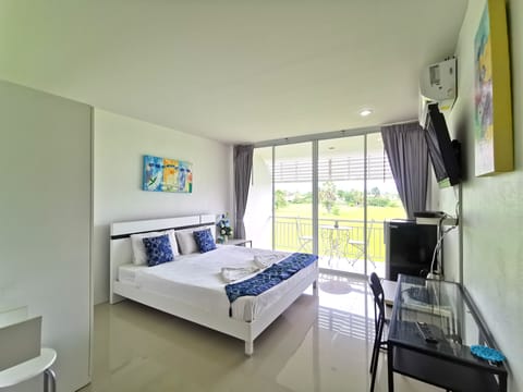 Executive Deluxe Room | Premium bedding, WiFi (free), individually furnished, bed sheets