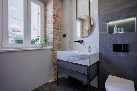 Deluxe Double Room | Bathroom | Shower, rainfall showerhead, free toiletries, hair dryer