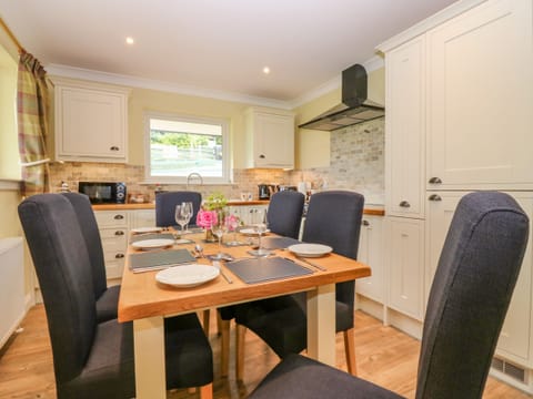 Cottage | Private kitchen | Fridge, dishwasher, electric kettle, toaster