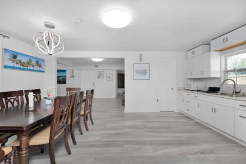 Kitchen+Dining table