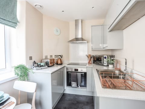 Cottage | Private kitchen | Fridge, dishwasher, electric kettle, toaster