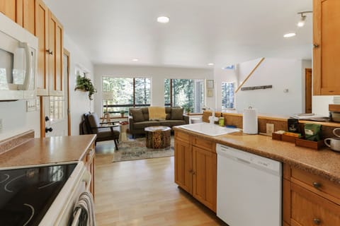 Fully equipped kitchen: coffee maker, electric kettle, griddle, crockpot toaster