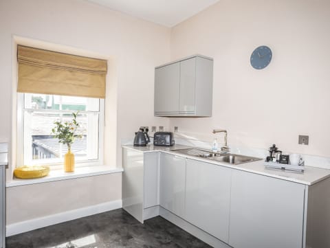 Cottage | Private kitchen | Fridge, dishwasher, electric kettle, toaster