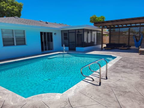 Coastal home w/ Heated Pool Near Anna Maria Island