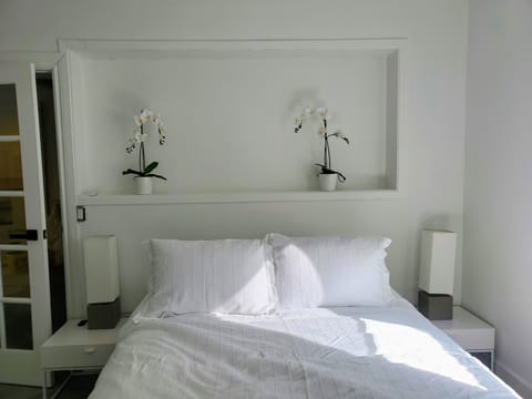 Bedroom 1 - Queen Bed