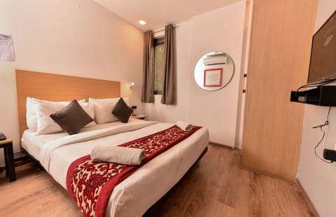 Deluxe Room | Egyptian cotton sheets, premium bedding, Select Comfort beds, desk